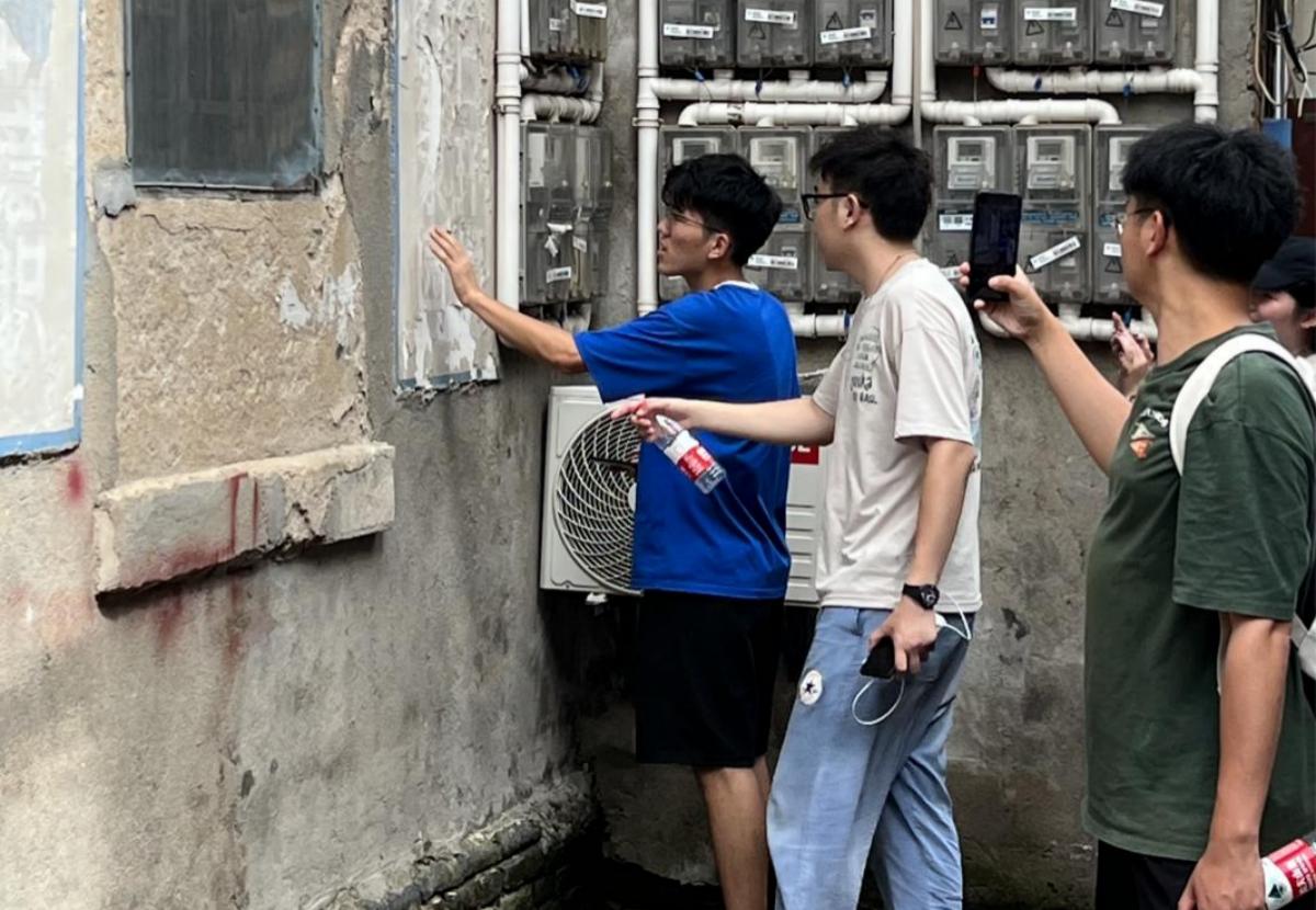 团队成员正在考察陈老巷墙体脱落问题（yl6809永利 供图）(1)